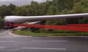 Truck Carrying Massive Turbine Blade Makes Stunning Turn Onto Narrow Street