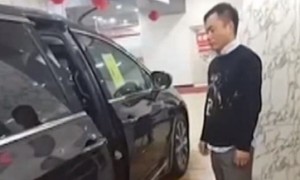 Car Salesman Gets Head Stuck In Door Whil Demonstrating Feature