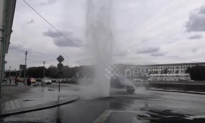 Broken pipes see fountain of boiling water spurt out of road in Moscow