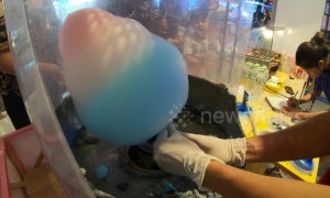 Oddly satisfying moment from crafty cotton candy creators in Vietnam