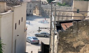 UK tourists witness epic car chase scene in new Bond film