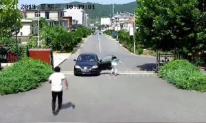 Heroic man manages to stop driverless car from rolling down road in China