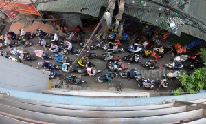 Time-lapse shows 'chaotic' rush hour traffic on narrow Vietnamese street