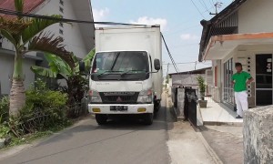 Bread truck fails to clear telephone lines and blocks traffic in Indonesia
