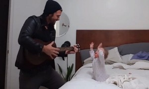 Baby's heartwarming reaction to dad's guitar performance