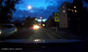 Car Loses Wheel and Sends Sparks