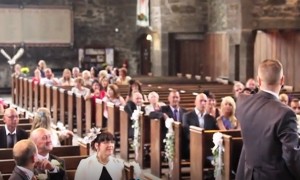 Owl incredibly flies down the aisle to deliver wedding rings to newlyweds