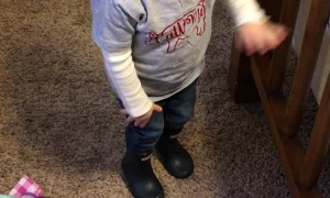 Little Girl Imitates How Her Mom Puts on Skinny Jeans