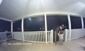 Grieving delivery man gets beautiful gift when toddler rushes out to hug him