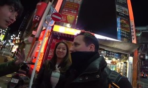 Streamer Helps Girl away from Stranger