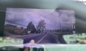 Quick Reflexes Save Motorcycle From Imminent Collision