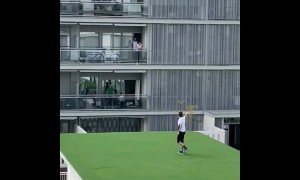 These Spaniards are playing games from their balcony during the quarantine 