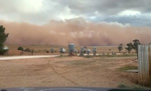 Time lapse captures incredible dust storm in Yongala, Australia