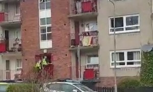 Elvis impersonator sings karaoke from his balcony