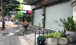 Pooch Keeps Cool in a Tiny Bath