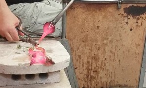 Talented Artist Creates a Glass Horse in Minutes