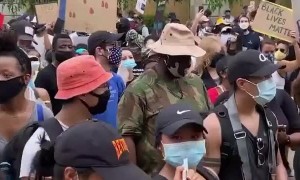 Protesters spread the love with the National Guard