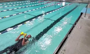 Man Juggles 5 Balls While Swimming