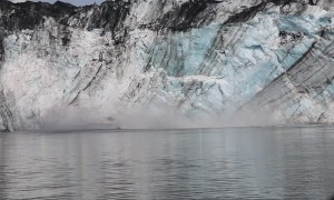 Large Chunk of Glacier Causes Wave as It Crashes Into the Ocean