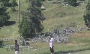 Lady Yells At Yellowstone Tourists for Walking on Prohibited Thermal Grounds