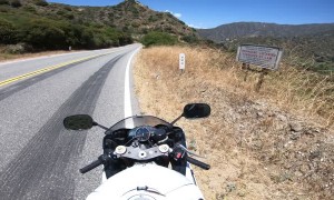 Motorcycle Rider Narrowly Avoids Stopped Traffic