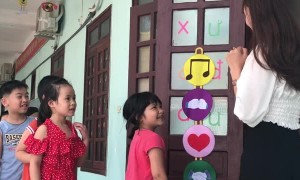 Teacher Greets Her Kindergarten Students in an Adorable Way