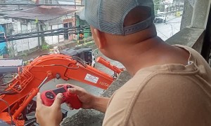 Construction Worker Uses Gaming Controller for Work