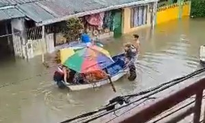 Overcrowded boat causes people to fall off