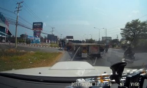 Motorcyclist Has a Close Call with Tight Turning Semi