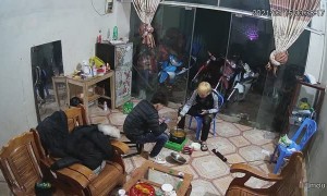 Smartphone Falls into a Boiling Hotpot