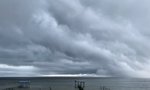 Amazing Shelf Cloud Moves Over Mobile Bay