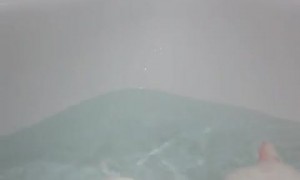 Peculiar Kitty Loves Her Bathtime