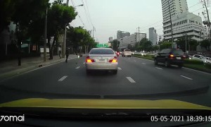 Motorcyclist Gets the Wobbles While Riding