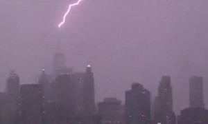 Lightning strikes the top of the One World Trade Center 