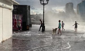 Massive Wave Splashes Pedestrians in Sevastopol