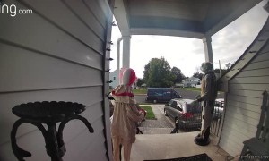 Delivery Guy Gets Spooked by Halloween Decorations