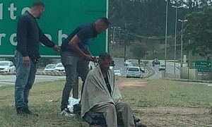Motorcycle Courier Gives Homeless Person a Haircut