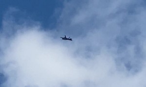 F-22 Raptor Floats and Falls Through the Air