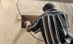 Man Rescues Cat with Caught Head