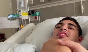 Emotional moment when sweet sister sings to brother in hospital 