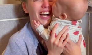 Baby hysterically attacks her auntie with kisses 
