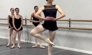 Ballerina Effortlessly Turns en Pointe