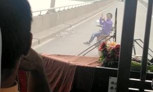 Motorcyclist Performs Risky Stunts in Traffic