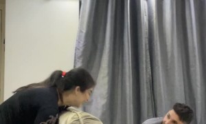 Deaf Father Feels Daughter's Laughter Through His Hands