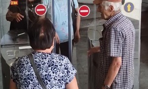 Elderly Man Helps Women Bypass System and Keeps the Money
