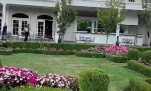 Best man pranks groom with hilarious 'first look' dress swap 