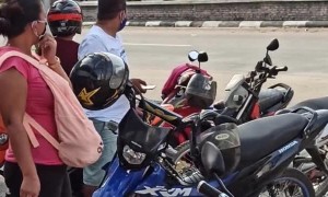 Lady Throws Debris at Traffic