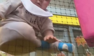 Kiddo Makes Great Face While Playing