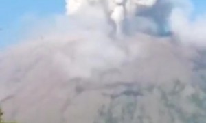 Epic footage of Chaparrastique volcano explosion