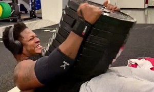40-Year-Old Man Does Sit-Ups With 450 Lbs.